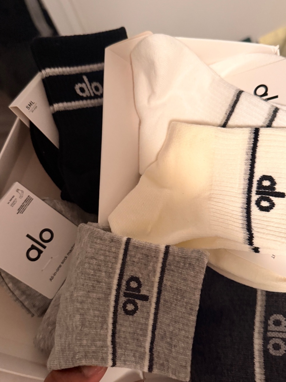 ALO Yoga Unisex Crew Socks - Black, White, Gray, Cream (5-Pack)